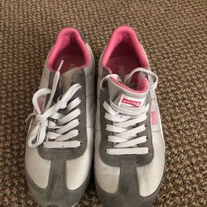 I’m selling a pair of Puma sneakers